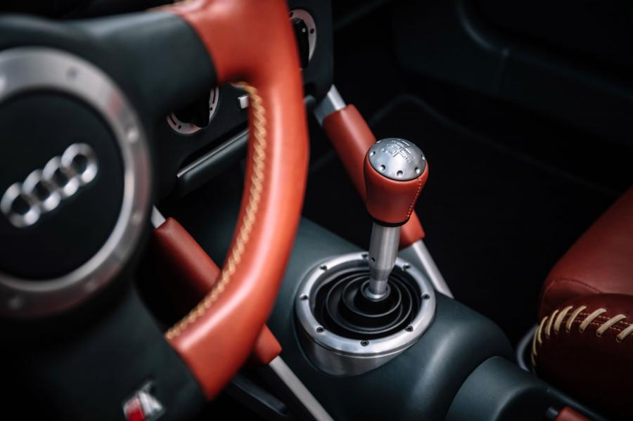 Детали интерьера Audi TTS Roadster Concept 1995 года  (фото 4 из 14)